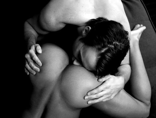 Красивый поцелуй в попку