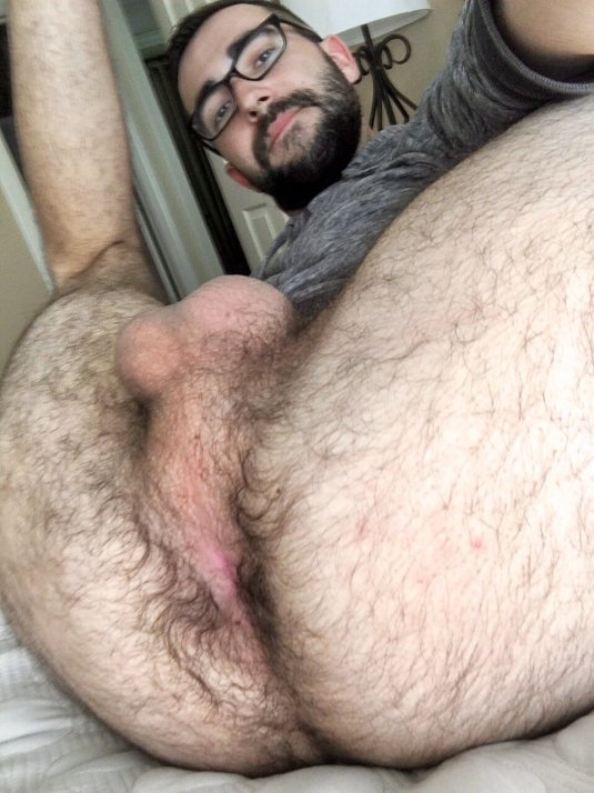 Голые волосатые задницы парней