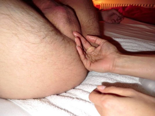 Женский пальчик в мужской попке