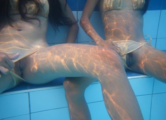 Голые женские попы в бассейне