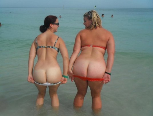Красивые зрелые попки на пляже