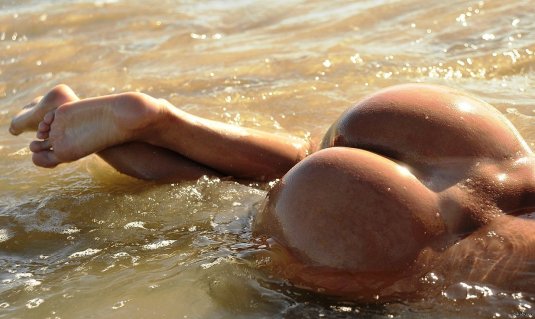 Красивые голые попы в воде