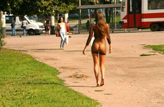 Красавица в платье с голой попой