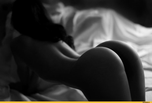 Голые попы черно белое