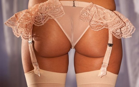 Попки в кружевных трусиках
