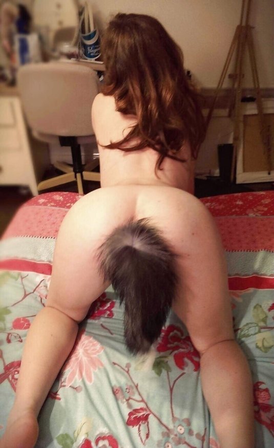 Девушка с анальным хвостиком