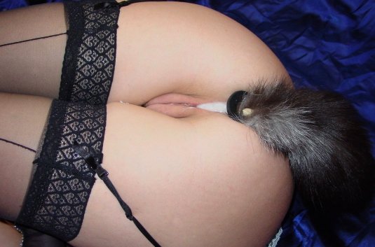 Девочка с анальным хвостиком