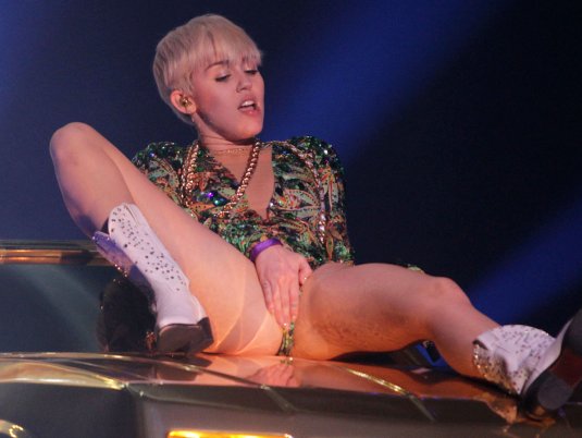 Майли Сайрус голая гиф