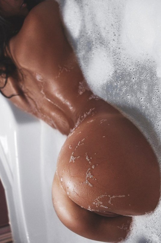 Красивые попы девушек в ванне