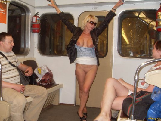 Девушки без трусиков в транспорте