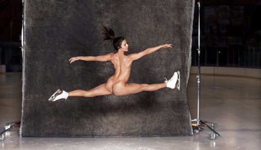 Голая фигуристка без трусов