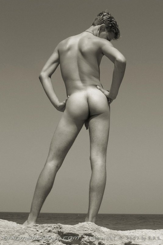 Красивая голая мужская задница