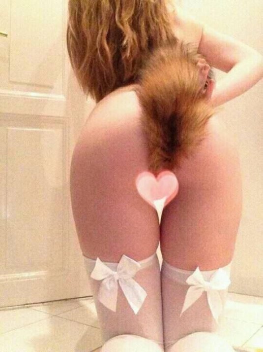 Девушки в чулках с анальным хвостиком