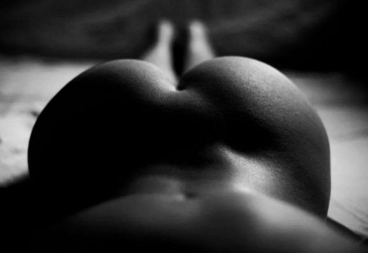 Голая попка черно-белая