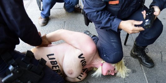 Голые феминистки в Берлине