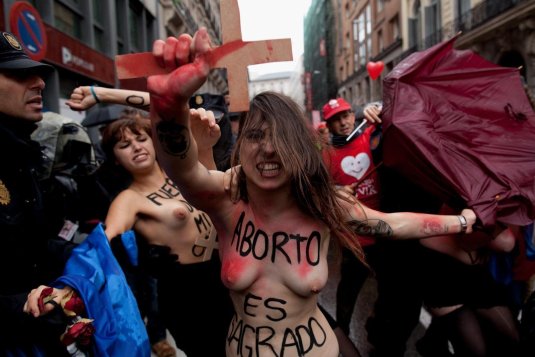 Голые феминистки протестуют