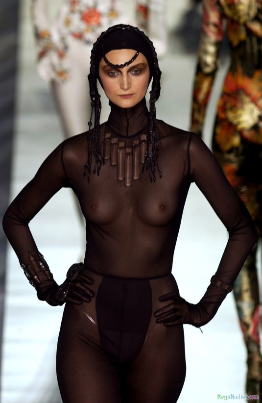 Голые фотомодели на показах