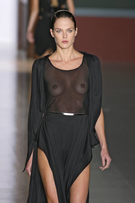 Голая мода Чарли Ле Минду