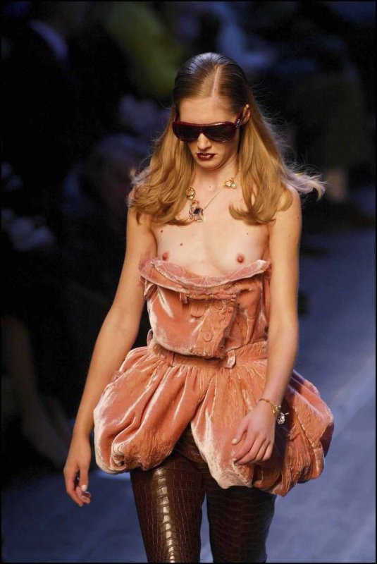 Девушки бодиарт ню на выставке