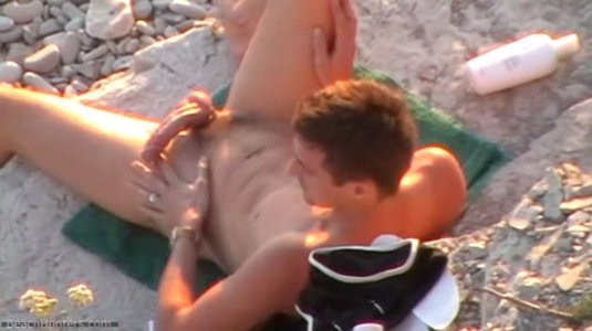 Голые попки на пляже скрытая камера