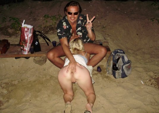 Девушка раздевается на людях