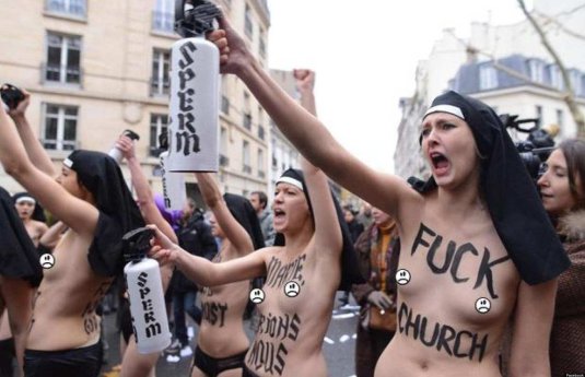 Протестующие голые женщины