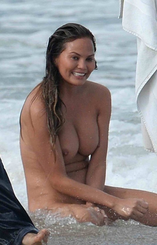 Крисси Тейген (Chrissy Teigen) грудь