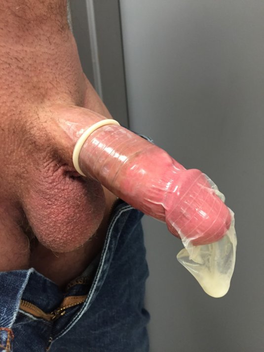 Кончил в рот в презервативе