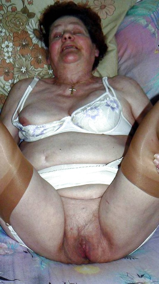 Старухи без трусов домашнее