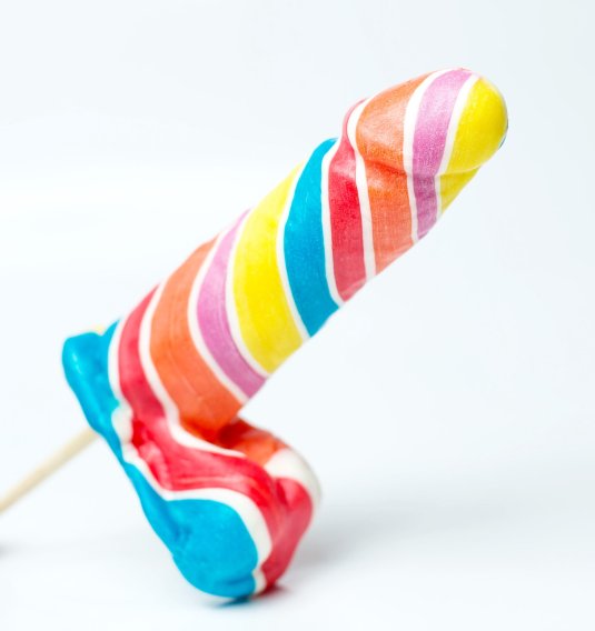 Засунула мороженку в анал