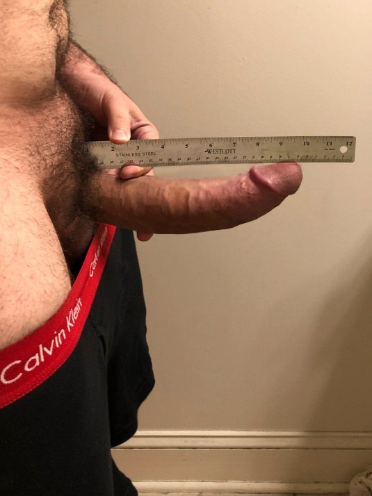 Мужчины меряются пенисами