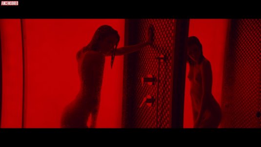 Анастасия Блэк голая в зале