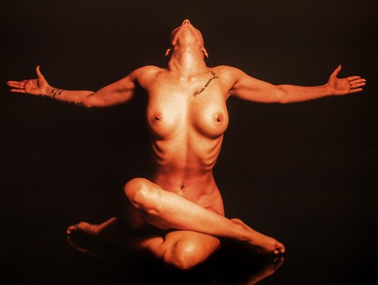 Девушка в позе лотоса ню