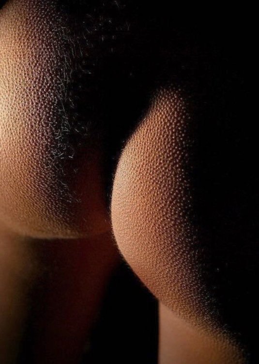 Красивые голые попки в мурашках