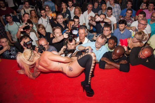 Публичный стриптиз порнозвёзд