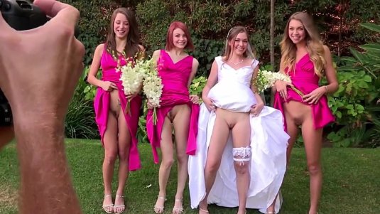 Подружки невесты без трусов