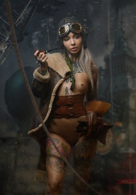 Татуированные девушки в чулках