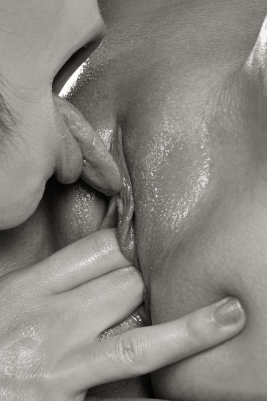 Девушки лижут большие клиторы