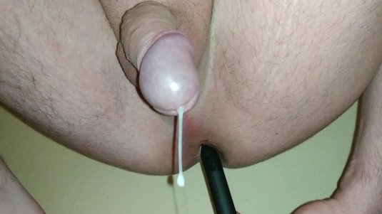 Парень кончает на страпоне