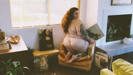 Erika Xstacy в черных чулках