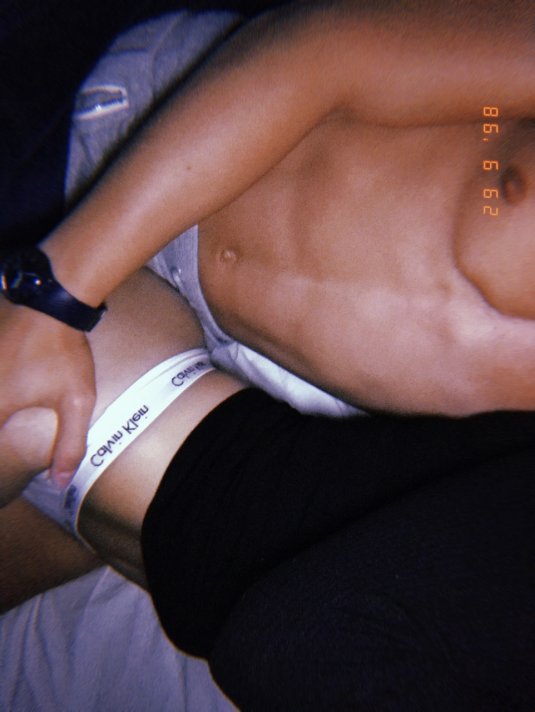 Красивые животики в Кельвин Кляйн лежа