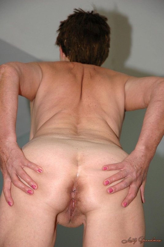 Старые бабы с раздвинутыми ягодицами