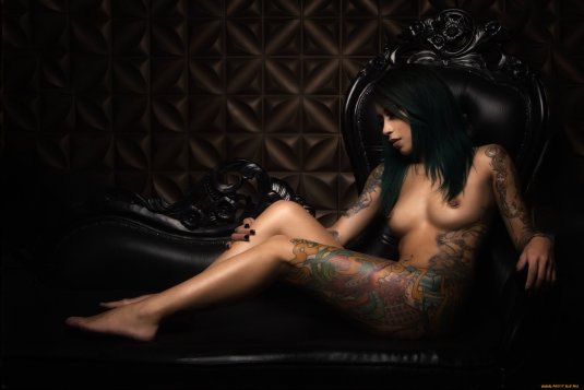 Голые телки с татуировками