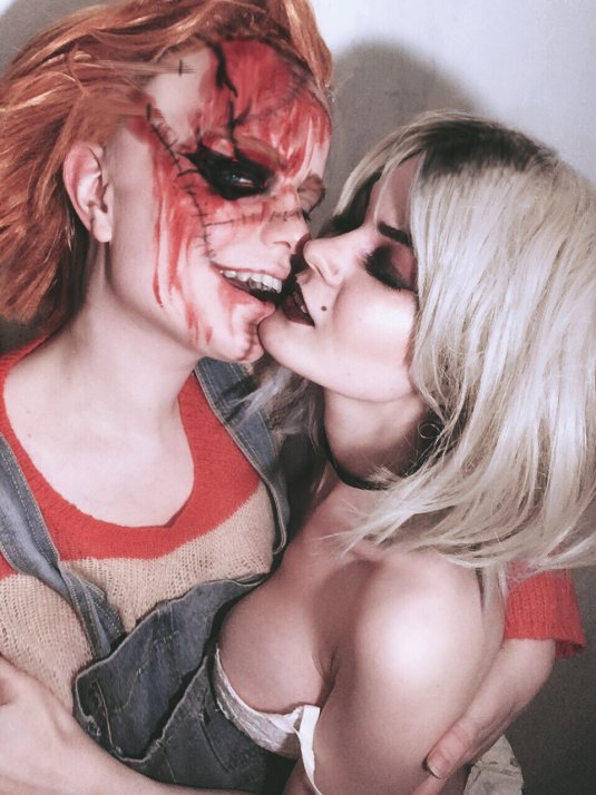 Клаудиа Валентайн писсинг