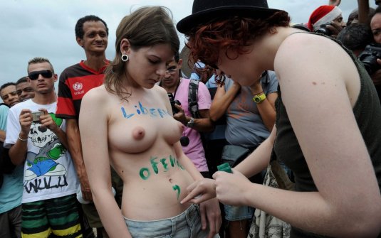 Топлесс девушки на фестивале