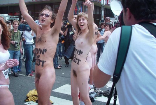 Голые феминистки в центре города