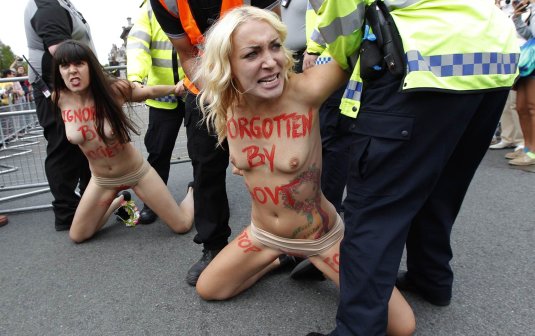 Голые в Германии женщины протестуют