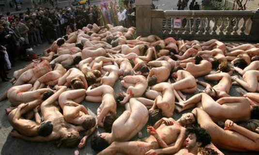 Массовые акции с голыми людьми