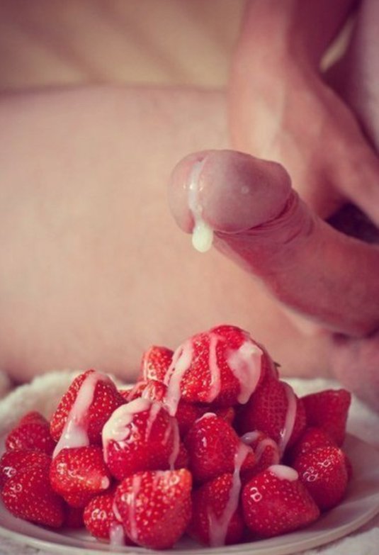 Клубника со сливками эротично