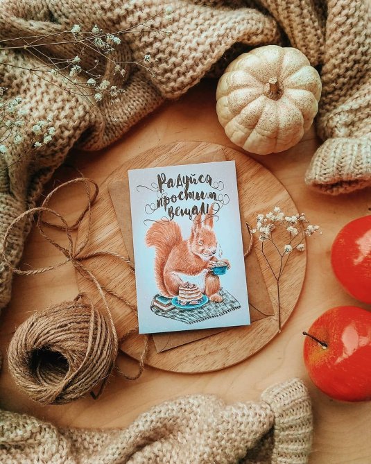 Цветы на столе у рукодельниц